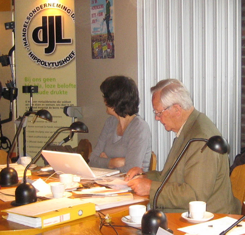 Verzamelaar H.J.E. van Beuningen tijdens de zoekdag van de Detector Amateur, Helvoirt, 1 november 2008